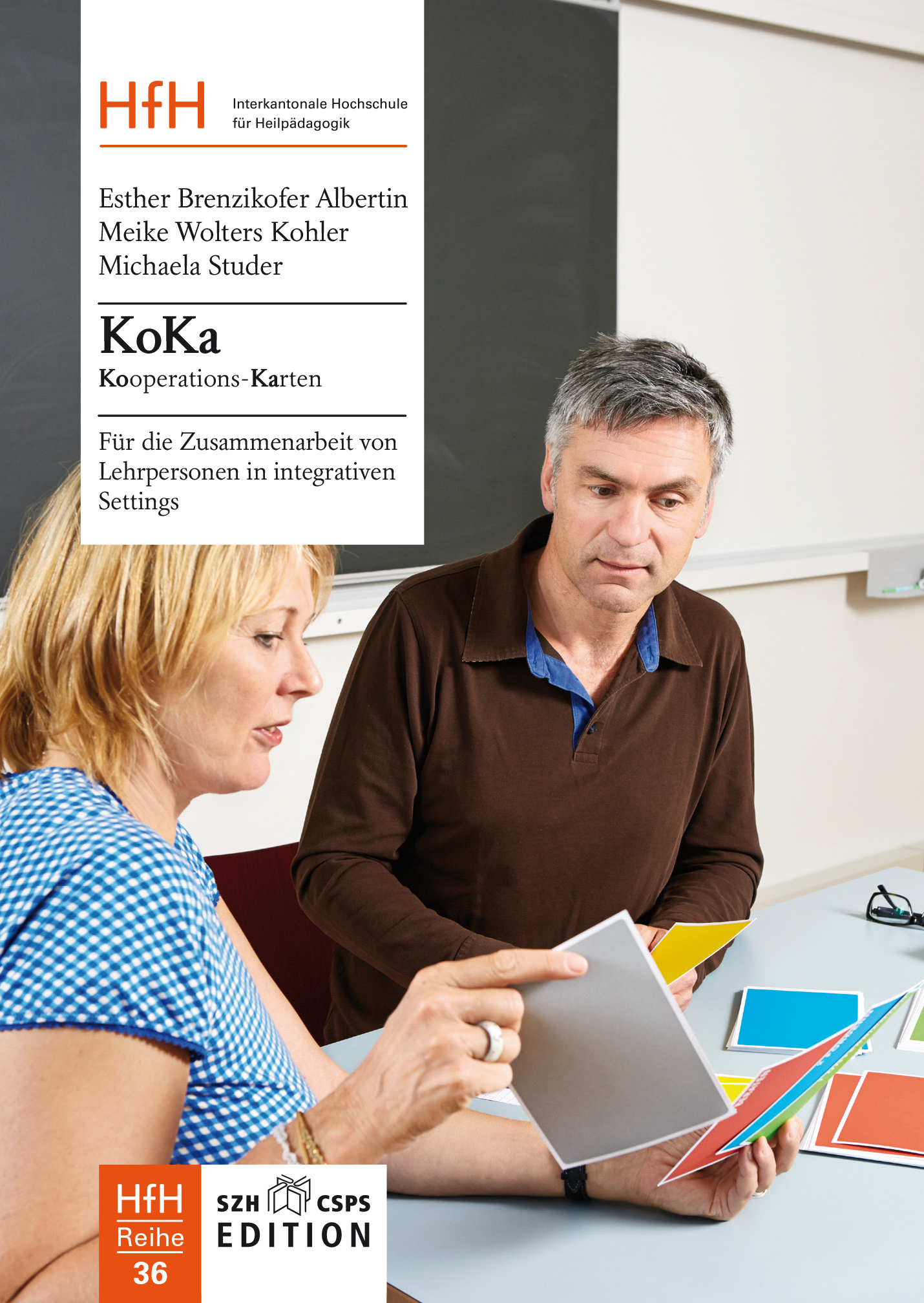  Das Bild zeigt das Buchcover. Darauf sieht man zwei Lehrpersonen, die die KoKa-Karten einsetzen. 