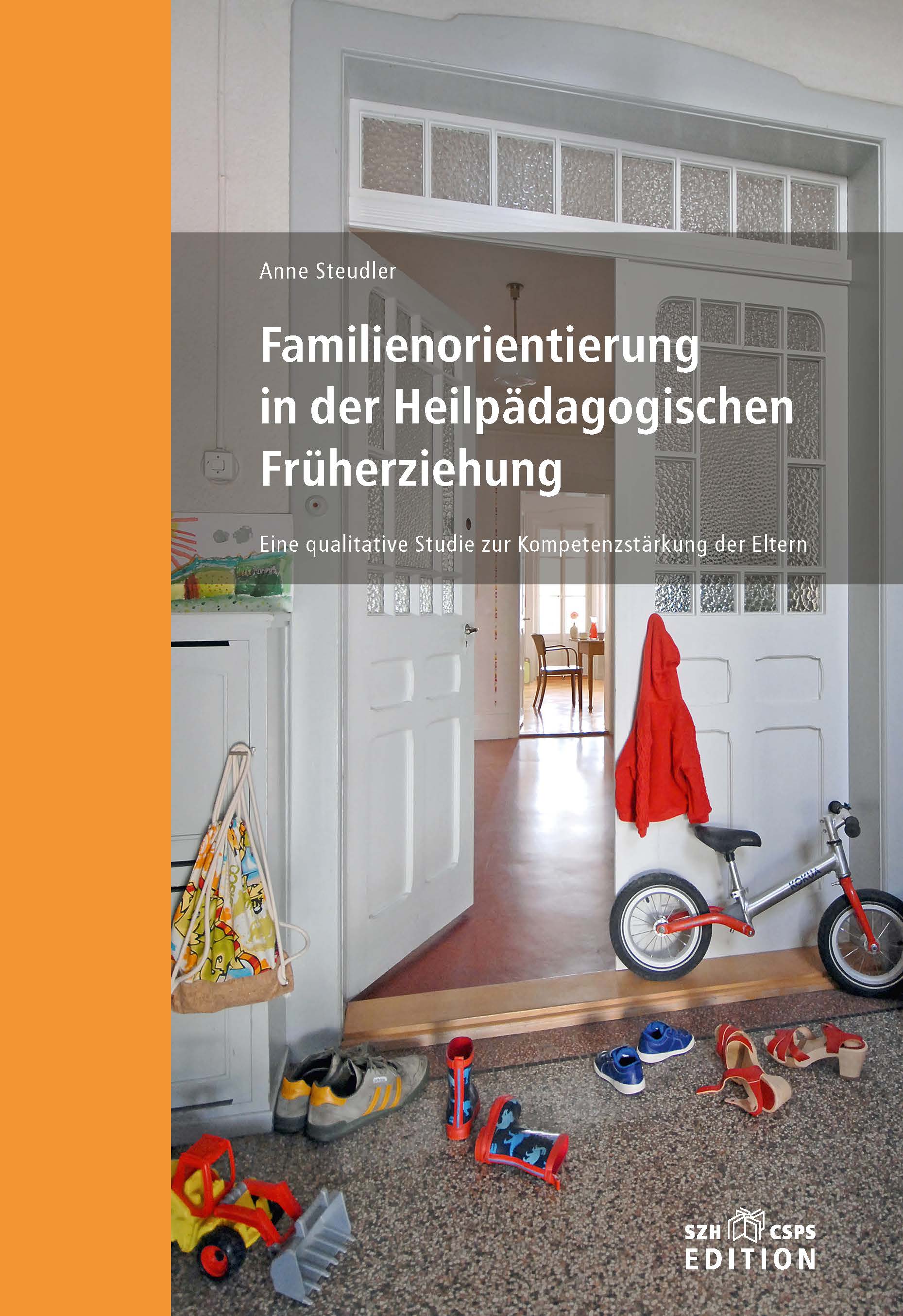  Das Bild zeigt das Buchcover. Darauf sieht man ein Foto von einer Wohnung mit Spielsachen auf dem Boden liegen. 